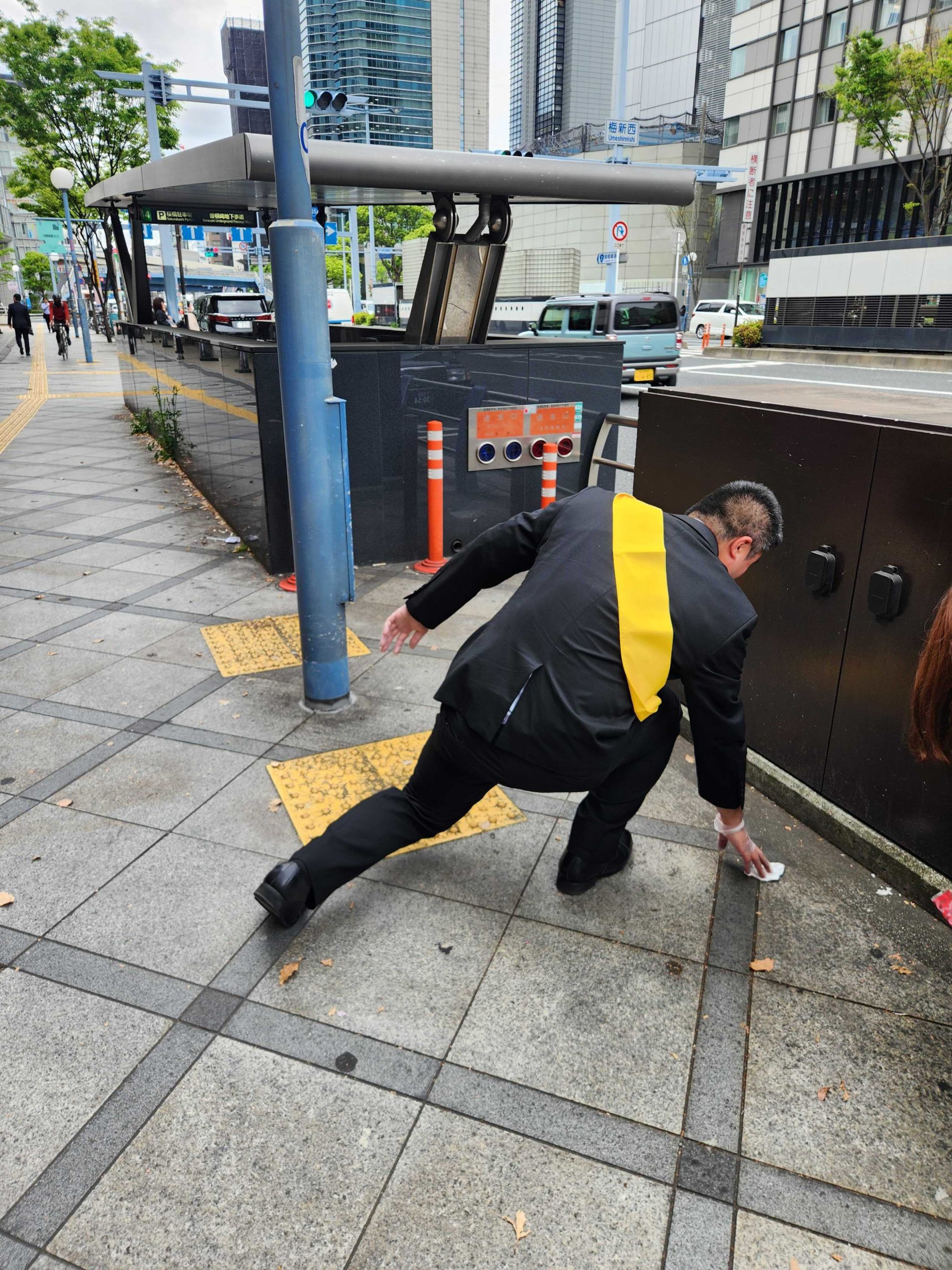 大阪駅前第3ビル周辺清掃活動